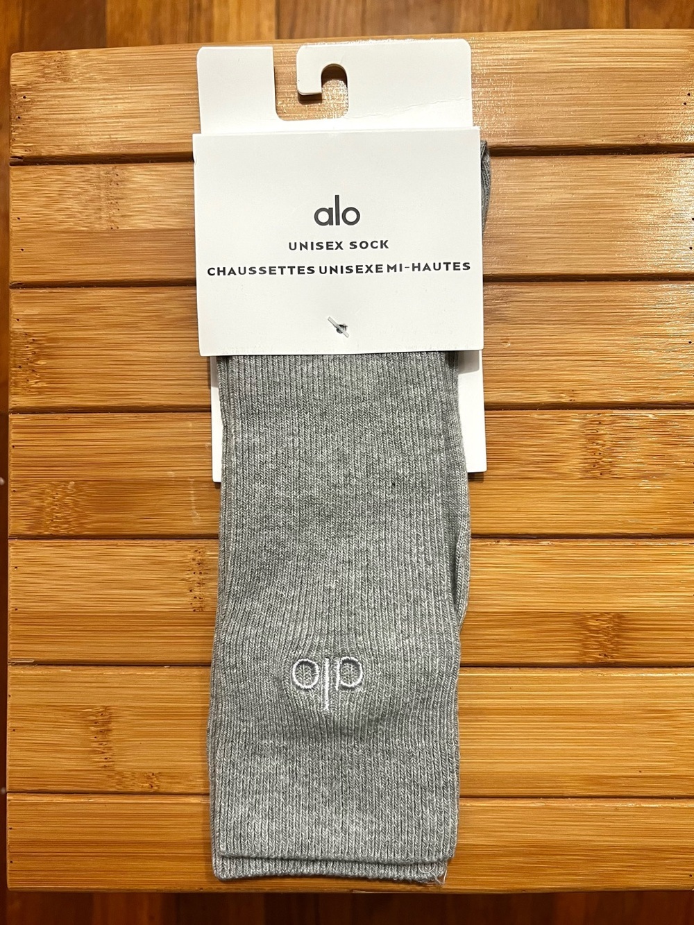 Alo Yoga Unisex Ribbed Logo Crew Socks S Gray Athleisure Casual Activewear